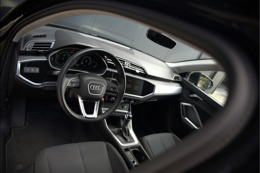Audi Q3 45 TFSI e Advanced edition | Stoelverwarming | Navigatie | Parkeersensoren | Adaptive Cruise Control | Matrix LED | DAB | Parkeersensoren | Nanograu | SOH 95%