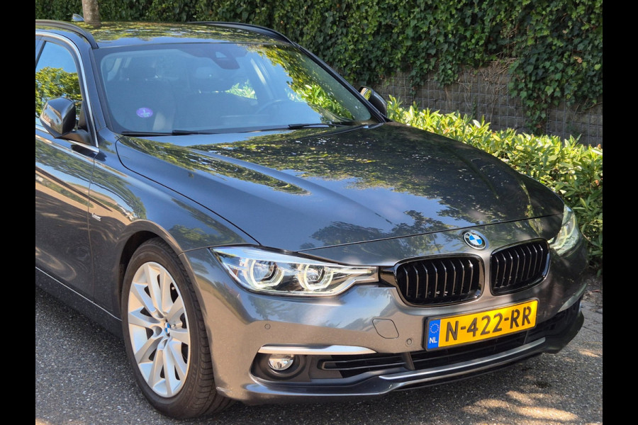 BMW 3 Serie Touring 320i X Drive Luxury Edition Apple CarPlay Trekhaak 320i xDrive Luxury Edition