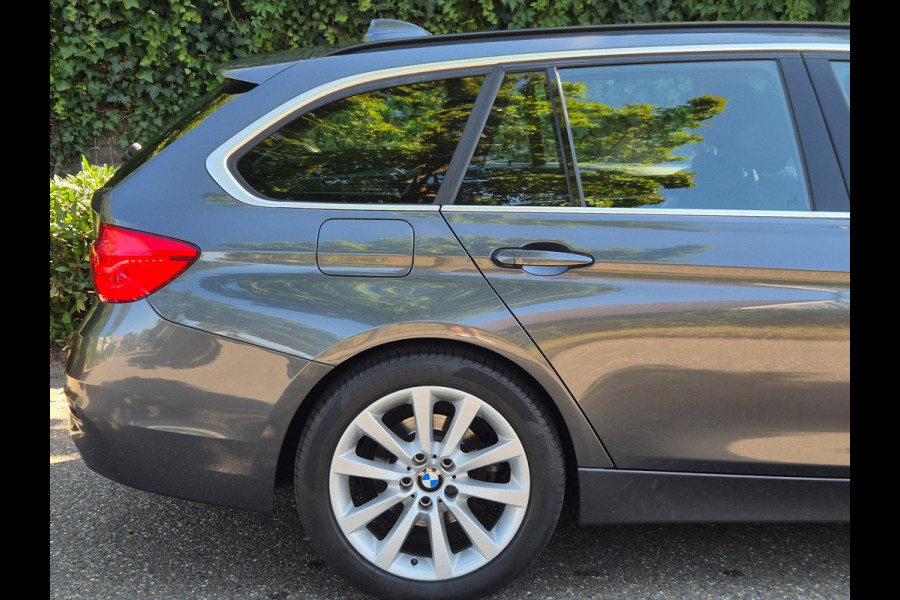 BMW 3 Serie Touring 320i X Drive Luxury Edition Apple CarPlay Trekhaak 320i xDrive Luxury Edition