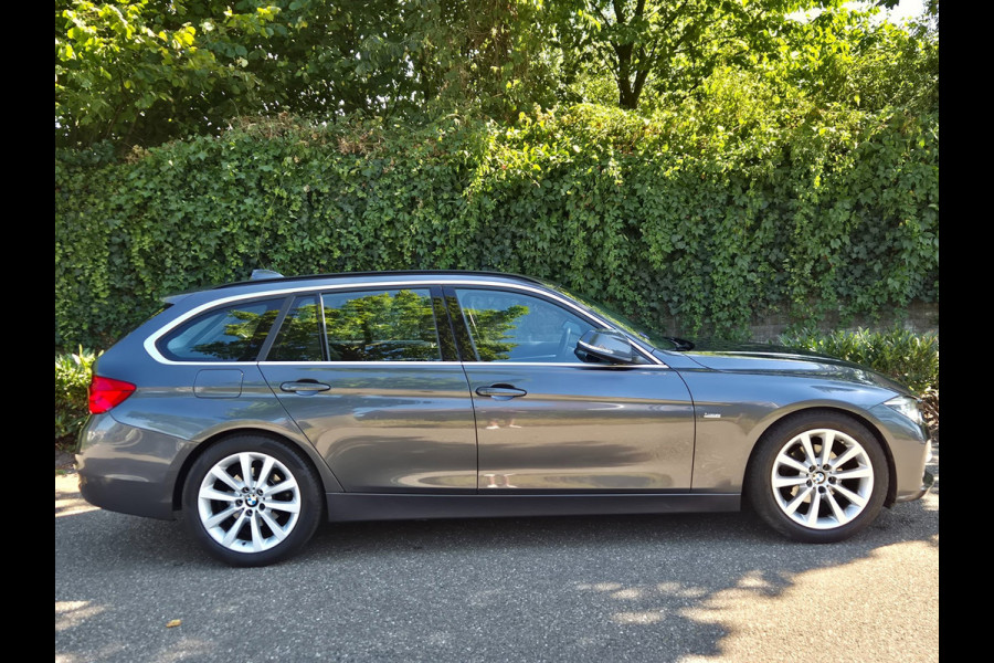 BMW 3 Serie Touring 320i X Drive Luxury Edition Apple CarPlay Trekhaak 320i xDrive Luxury Edition