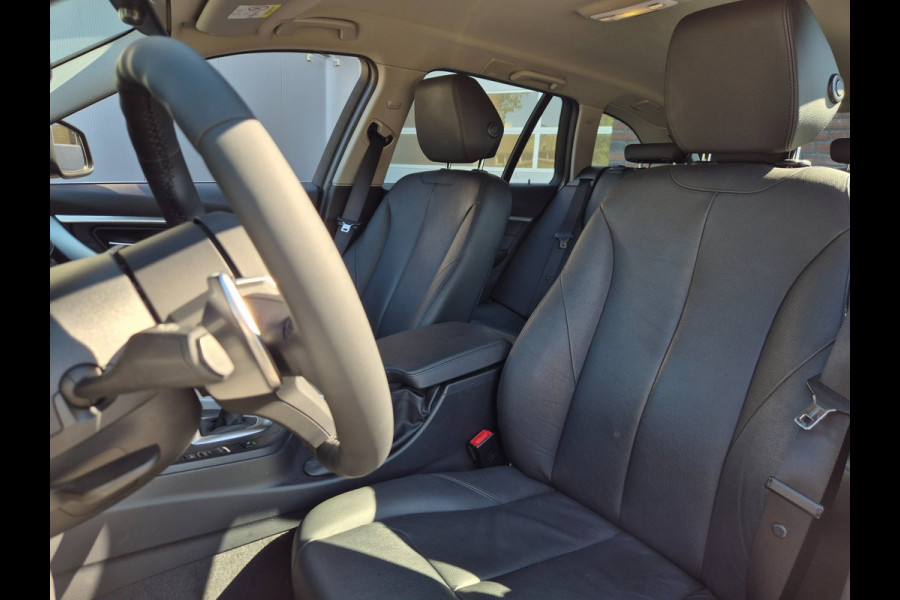 BMW 3 Serie Touring 320i X Drive Luxury Edition Apple CarPlay Trekhaak 320i xDrive Luxury Edition