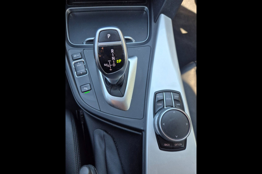 BMW 3 Serie Touring 320i X Drive Luxury Edition Apple CarPlay Trekhaak 320i xDrive Luxury Edition