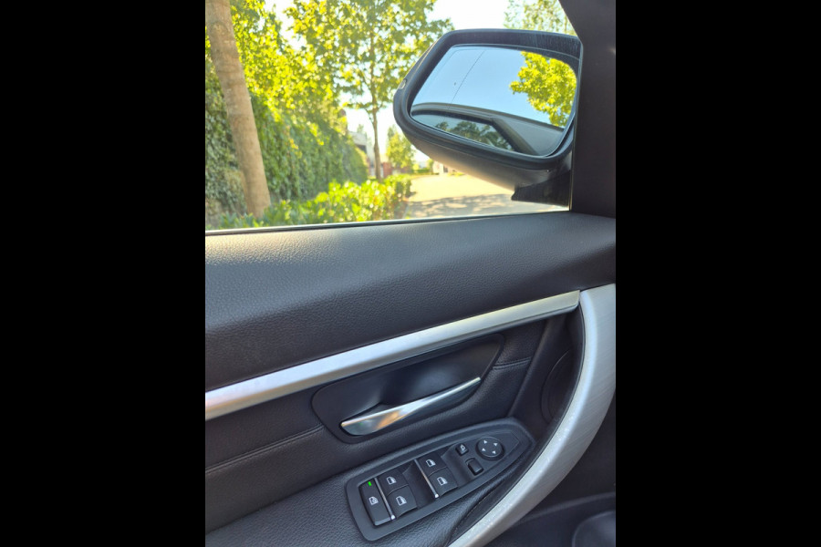 BMW 3 Serie Touring 320i X Drive Luxury Edition Apple CarPlay Trekhaak 320i xDrive Luxury Edition