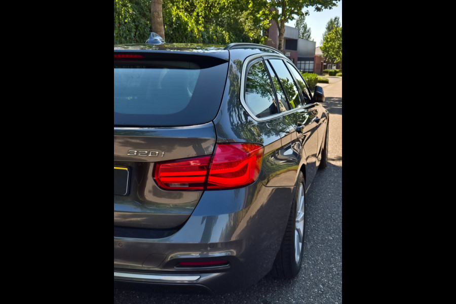 BMW 3 Serie Touring 320i X Drive Luxury Edition Apple CarPlay Trekhaak 320i xDrive Luxury Edition