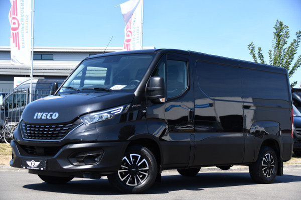 Iveco Daily 35S18HV 3.0 L2H1 Black Edition Camera, Adaptieve Cruise, LED, 180pk, Automaat, 3500kg Trekhaak, Clima, Multimedia, Uniek!