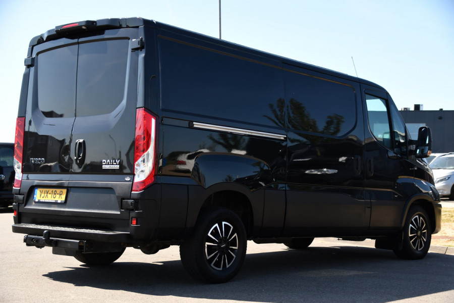 Iveco Daily 35S18HV 3.0 L2H1 Black Edition Camera, Adaptieve Cruise, LED, 180pk, Automaat, 3500kg Trekhaak, Clima, Multimedia, Uniek!
