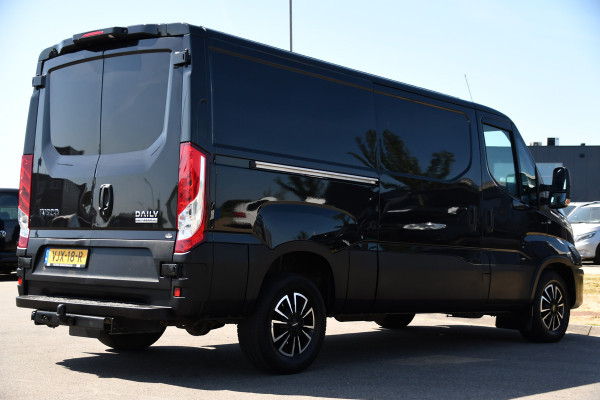 Iveco Daily 35S18HV 3.0 L2H1 Black Edition Camera, Adaptieve Cruise, LED, 180pk, Automaat, 3500kg Trekhaak, Clima, Multimedia, Uniek!