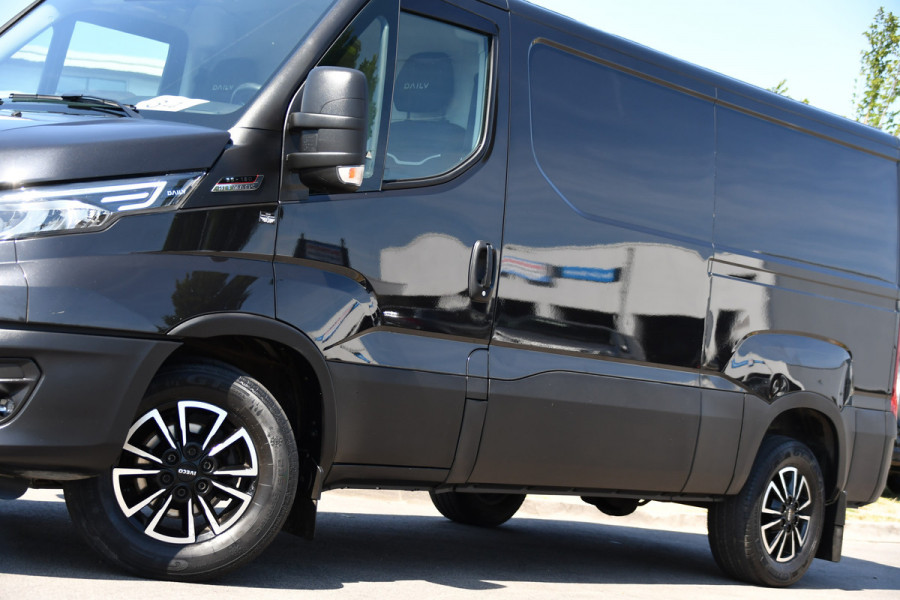 Iveco Daily 35S18HV 3.0 L2H1 Black Edition Camera, Adaptieve Cruise, LED, 180pk, Automaat, 3500kg Trekhaak, Clima, Multimedia, Uniek!
