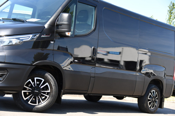 Iveco Daily 35S18HV 3.0 L2H1 Black Edition Camera, Adaptieve Cruise, LED, 180pk, Automaat, 3500kg Trekhaak, Clima, Multimedia, Uniek!