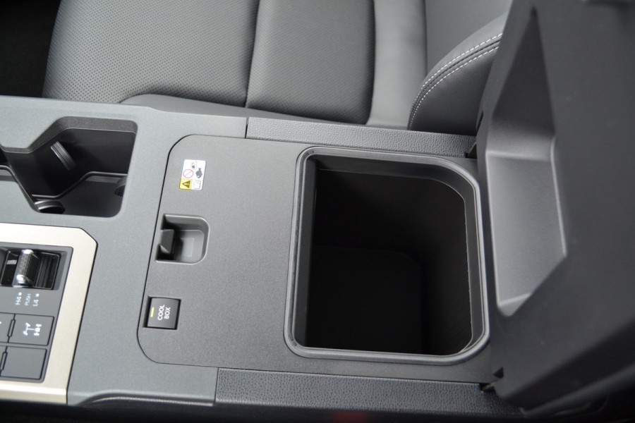 Toyota Land Cruiser 250 2.8 D-4D Standard Roof Window Van Navigator