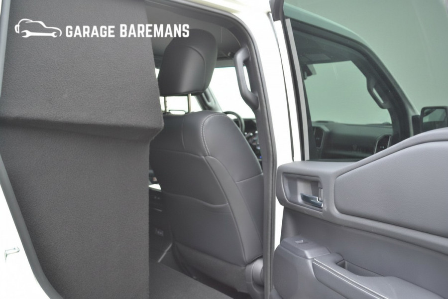 Toyota Land Cruiser 250 2.8 D-4D Standard Roof Window Van Navigator