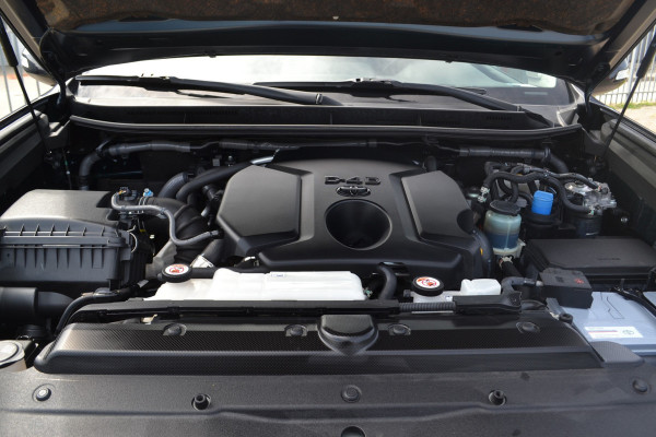 Toyota Land Cruiser 150 2.8 D-4D-F Challenger Window Van
