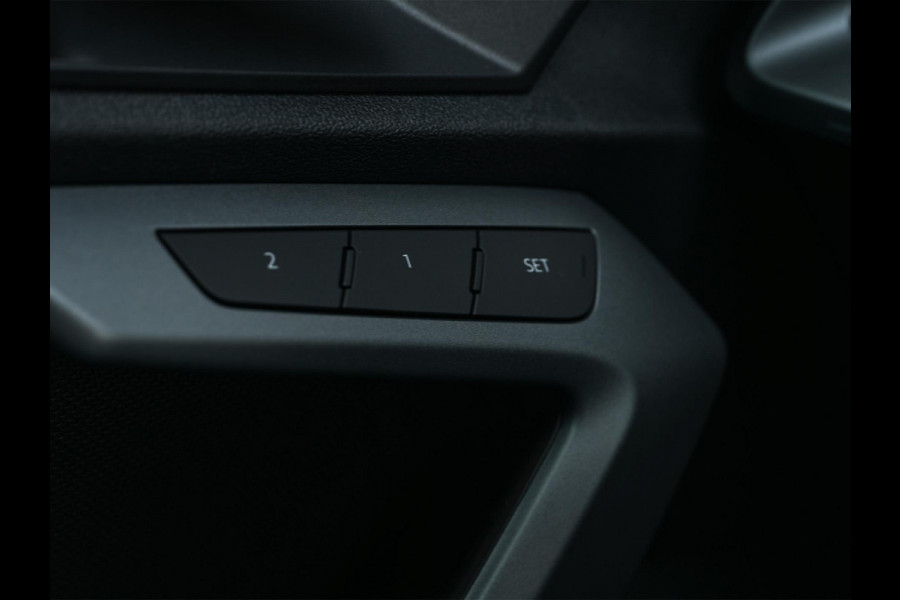 Audi A3 Sportback 45 TFSI e S edition Competition | Nardo Grey | Panoramadak | 5 jr garantie | Ambiance interieur | Sonos Sound | Active Cruise | S-Seats + Memory | Head-Up | Camera | Stoelverwarming | Keyless |