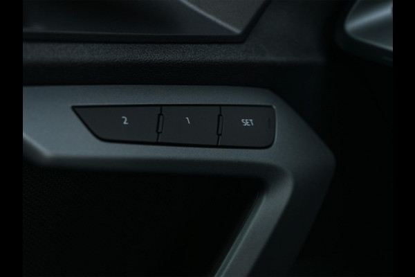 Audi A3 Sportback 45 TFSI e S edition Competition | Nardo Grey | Panoramadak | 5 jr garantie | Ambiance interieur | Sonos Sound | Active Cruise | S-Seats + Memory | Head-Up | Camera | Stoelverwarming | Keyless |
