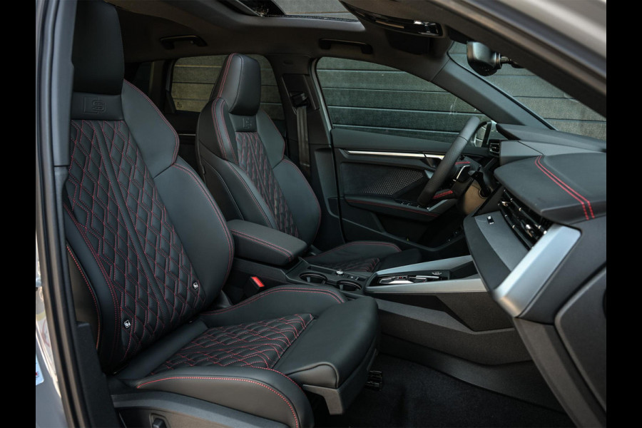 Audi A3 Sportback 45 TFSI e S edition Competition | Nardo Grey | Panoramadak | 5 jr garantie | Ambiance interieur | Sonos Sound | Active Cruise | S-Seats + Memory | Head-Up | Camera | Stoelverwarming | Keyless |