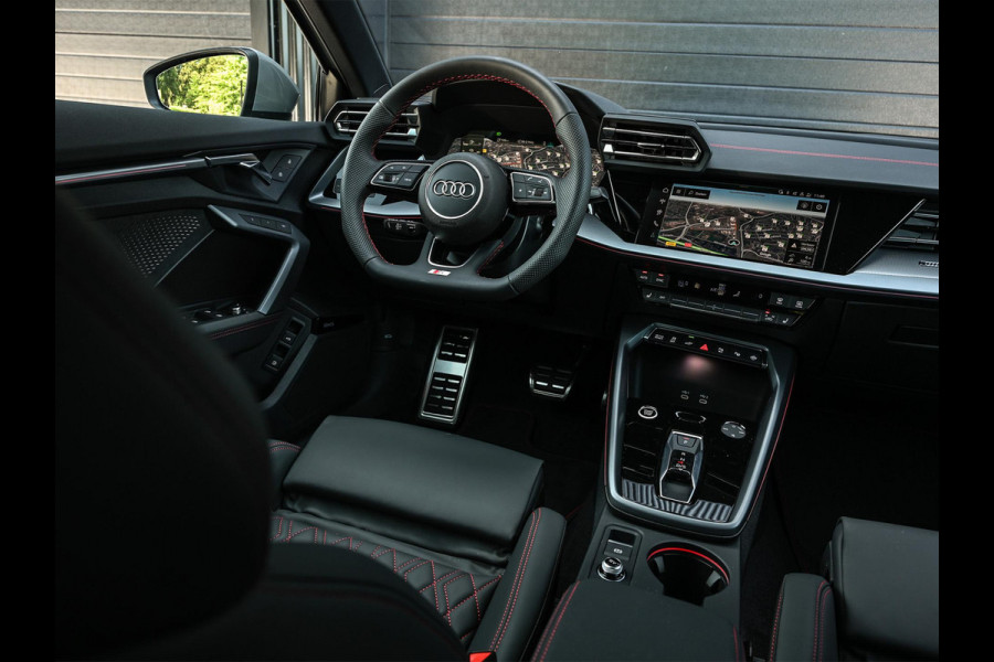 Audi A3 Sportback 45 TFSI e S edition Competition | Nardo Grey | Panoramadak | 5 jr garantie | Ambiance interieur | Sonos Sound | Active Cruise | S-Seats + Memory | Head-Up | Camera | Stoelverwarming | Keyless |