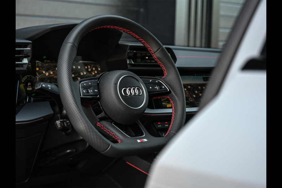 Audi A3 Sportback 45 TFSI e S edition Competition | Nardo Grey | Panoramadak | 5 jr garantie | Ambiance interieur | Sonos Sound | Active Cruise | S-Seats + Memory | Head-Up | Camera | Stoelverwarming | Keyless |
