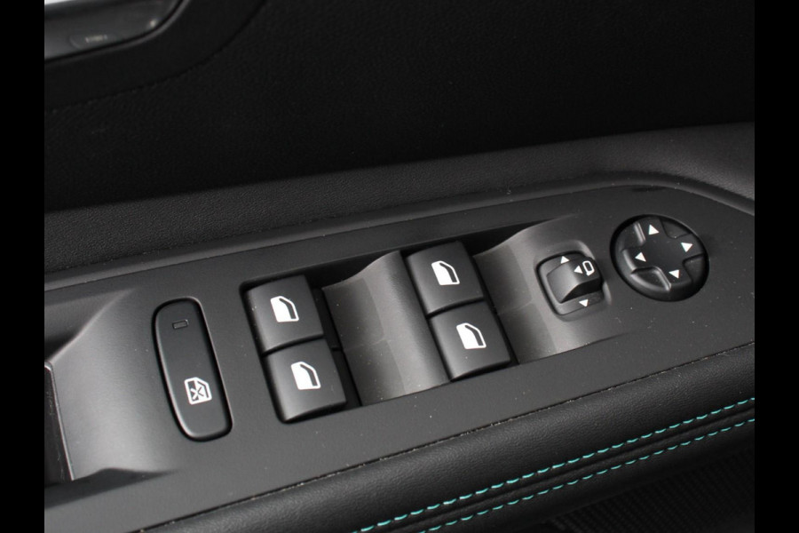 Peugeot 3008 1.2 PureTech Allure Climate control Adaptive cruise control Achteruitrijd camera Parkeersensoren Verwarmde voorstoelen LED Navigatie Apple Carplay/ Android Auto