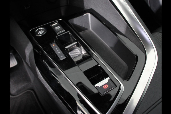 Peugeot 3008 1.2 PureTech Allure Climate control Adaptive cruise control Achteruitrijd camera Parkeersensoren Verwarmde voorstoelen LED Navigatie Apple Carplay/ Android Auto