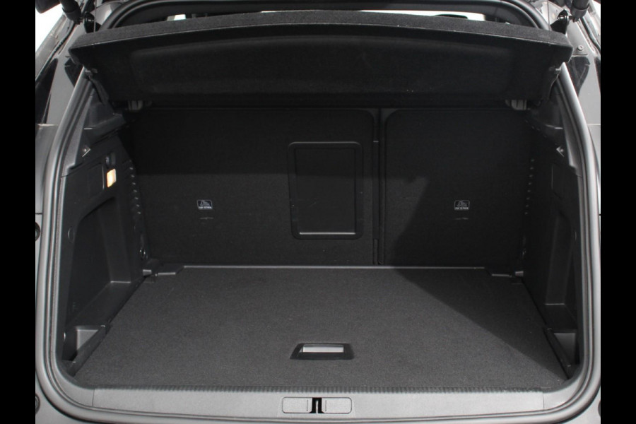 Peugeot 3008 1.2 PureTech Allure Climate control Adaptive cruise control Achteruitrijd camera Parkeersensoren Verwarmde voorstoelen LED Navigatie Apple Carplay/ Android Auto