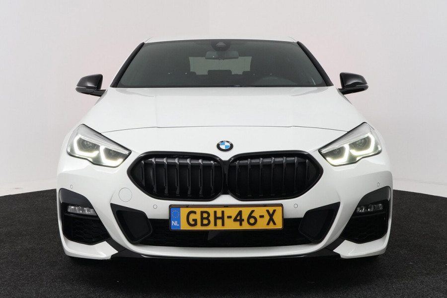 BMW 2 Serie Gran Coupé 218i High Executive (CAMERA, STOELVERWARMING, NAVIGATIE, HUD DISPLAY, DEALER ONDERHOUDEN)