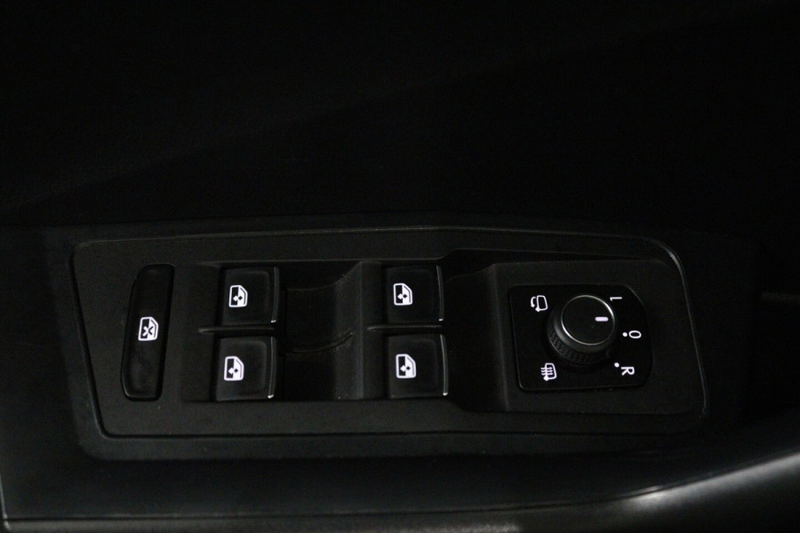 Volkswagen T-Roc 1.0 TSI Style (PANORAMADAK, DIGATALE COCKPIT, PDC, LED, CLIMA, STOELVERWARMING)