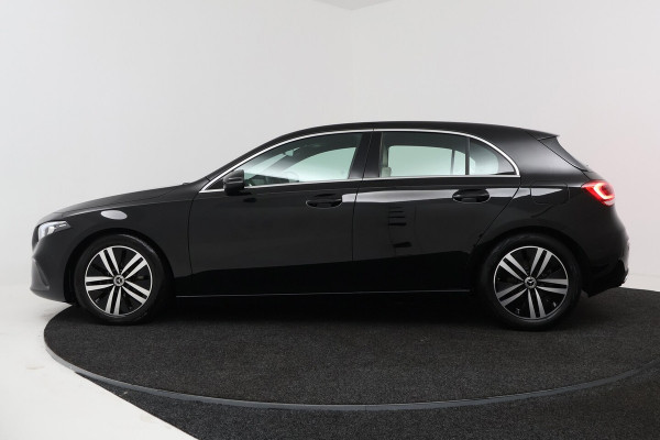 Mercedes-Benz A-Klasse 180 Business Solution Luxury (STOELVERWARMING, SFEERVERLICHTING, NAVIGATIE, CAMERA, PARKEE