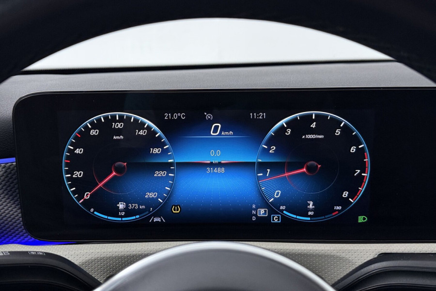 Mercedes-Benz A-Klasse 180 Business Solution Luxury (STOELVERWARMING, SFEERVERLICHTING, NAVIGATIE, CAMERA, PARKEE