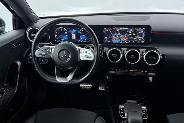 Mercedes-Benz A-Klasse 200 Business Solution AMG (NAVIGATIE, CAMERA, STOELVERWARMING, LED, PDC)
