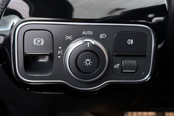 Mercedes-Benz A-Klasse 200 Business Solution AMG (NAVIGATIE, CAMERA, STOELVERWARMING, LED, PDC)