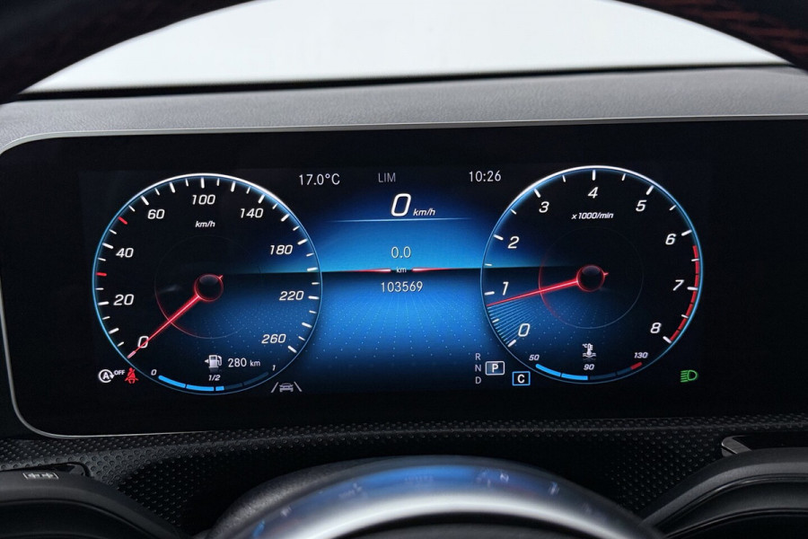 Mercedes-Benz A-Klasse 200 Business Solution AMG (NAVIGATIE, CAMERA, STOELVERWARMING, LED, PDC)