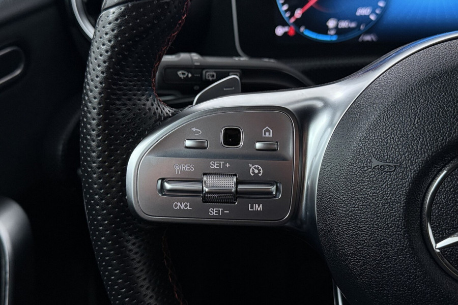 Mercedes-Benz A-Klasse 200 Business Solution AMG (NAVIGATIE, CAMERA, STOELVERWARMING, LED, PDC)