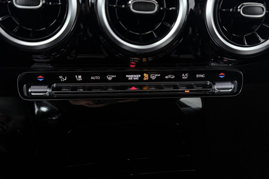 Mercedes-Benz A-Klasse 200 Business Solution AMG (NAVIGATIE, CAMERA, STOELVERWARMING, LED, PDC)