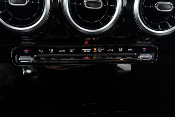 Mercedes-Benz A-Klasse 200 Business Solution AMG (NAVIGATIE, CAMERA, STOELVERWARMING, LED, PDC)