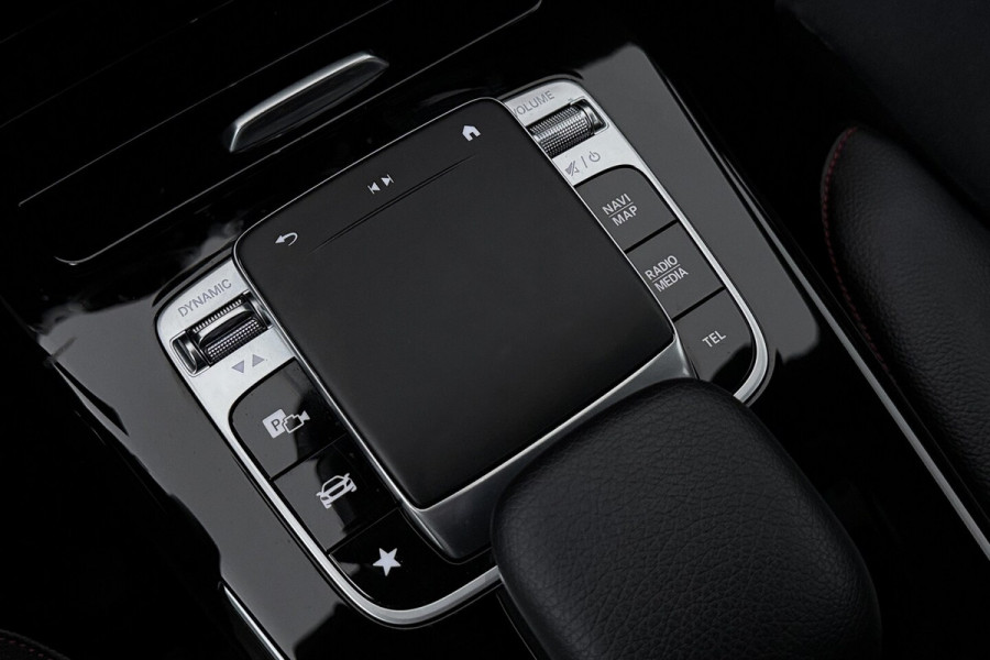 Mercedes-Benz A-Klasse 200 Business Solution AMG (NAVIGATIE, CAMERA, STOELVERWARMING, LED, PDC)