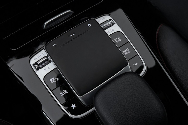 Mercedes-Benz A-Klasse 200 Business Solution AMG (NAVIGATIE, CAMERA, STOELVERWARMING, LED, PDC)