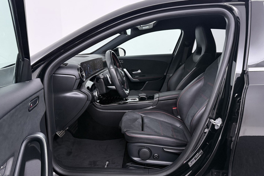 Mercedes-Benz A-Klasse 200 Business Solution AMG (NAVIGATIE, CAMERA, STOELVERWARMING, LED, PDC)