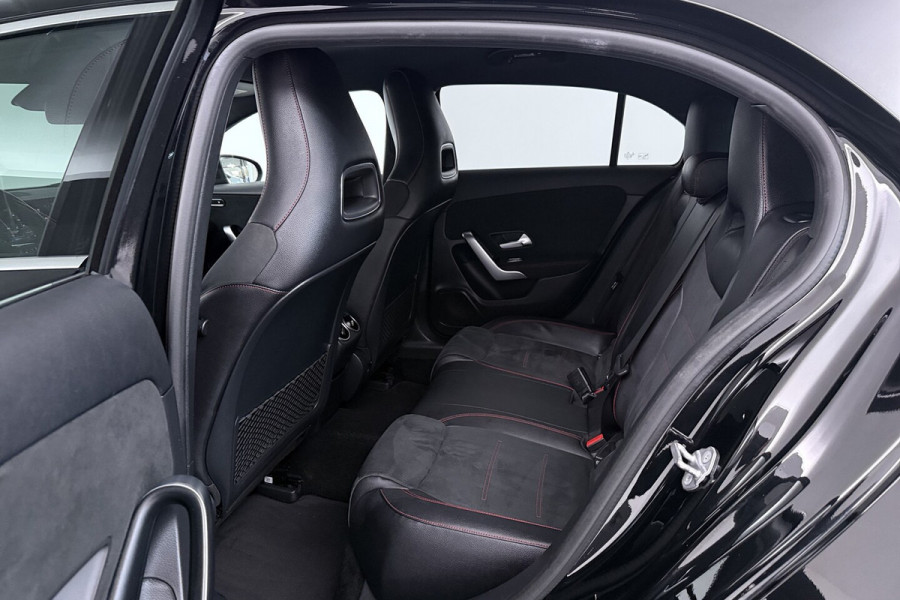 Mercedes-Benz A-Klasse 200 Business Solution AMG (NAVIGATIE, CAMERA, STOELVERWARMING, LED, PDC)