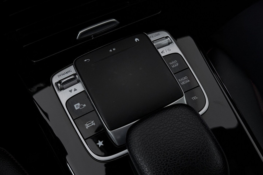 Mercedes-Benz A-Klasse 180 Business Solution AMG (PANORAMADAK, STOELVERWARMING, PDC, CAMERA, NAVIGATIE)
