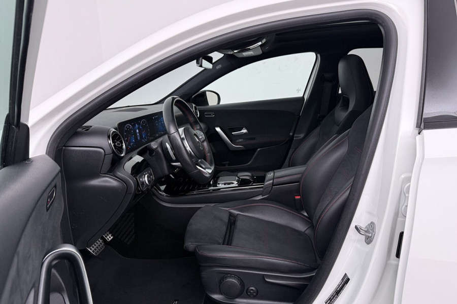 Mercedes-Benz A-Klasse 180 Business Solution AMG (PANORAMADAK, STOELVERWARMING, PDC, CAMERA, NAVIGATIE)
