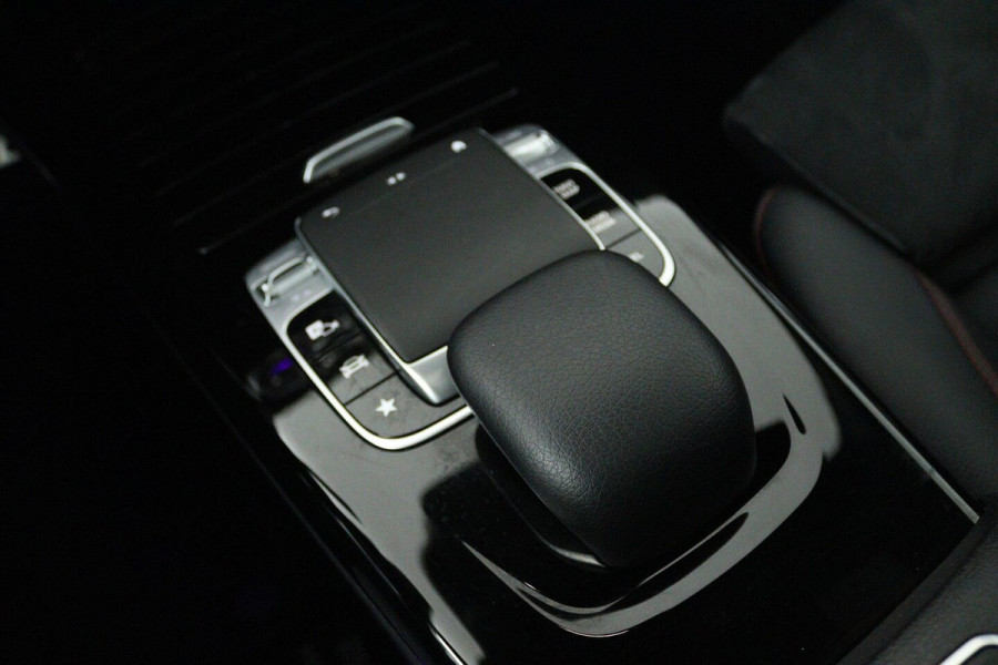 Mercedes-Benz CLA-Klasse 180 Business Solution AMG (PANORAMADAK, AFNEEMBARE TREKHAAK, SFEERVERLICHTING, STOELVERWAR