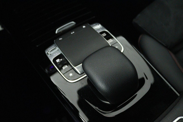 Mercedes-Benz CLA-Klasse 180 Business Solution AMG (PANORAMADAK, AFNEEMBARE TREKHAAK, SFEERVERLICHTING, STOELVERWAR
