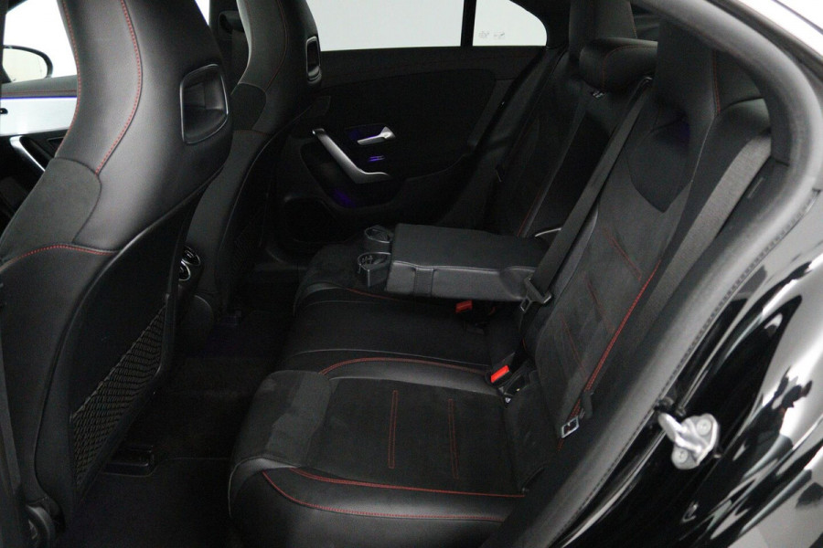 Mercedes-Benz CLA-Klasse 180 Business Solution AMG (PANORAMADAK, AFNEEMBARE TREKHAAK, SFEERVERLICHTING, STOELVERWAR