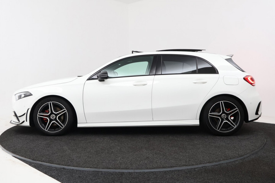 Mercedes-Benz A-Klasse 180 Business Solution AMG (PANORAMADAK, STOELVERWARMING, SFEERVERLICHTING, CAMERA, PARKEER