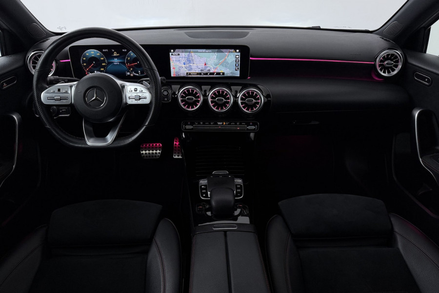 Mercedes-Benz A-Klasse 180 Business Solution AMG (PANORAMADAK, STOELVERWARMING, SFEERVERLICHTING, CAMERA, PARKEER
