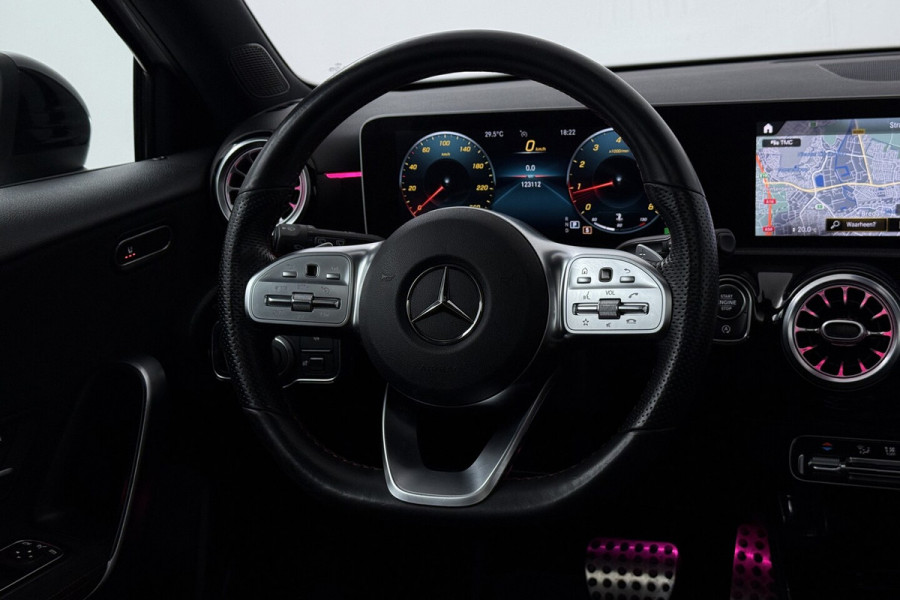 Mercedes-Benz A-Klasse 180 Business Solution AMG (PANORAMADAK, STOELVERWARMING, SFEERVERLICHTING, CAMERA, PARKEER