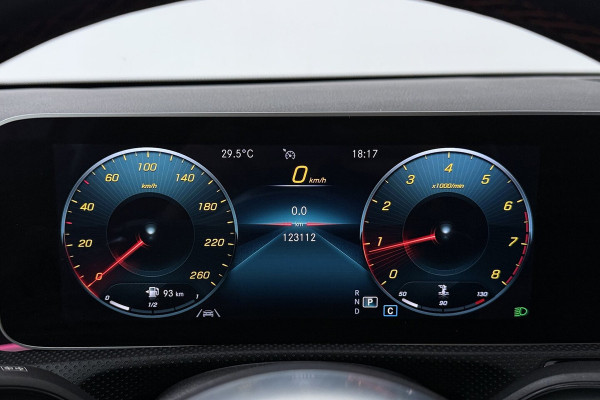 Mercedes-Benz A-Klasse 180 Business Solution AMG (PANORAMADAK, STOELVERWARMING, SFEERVERLICHTING, CAMERA, PARKEER