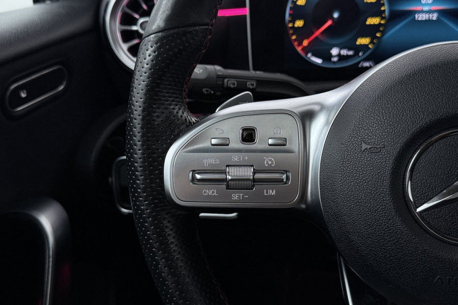 Mercedes-Benz A-Klasse 180 Business Solution AMG (PANORAMADAK, STOELVERWARMING, SFEERVERLICHTING, CAMERA, PARKEER