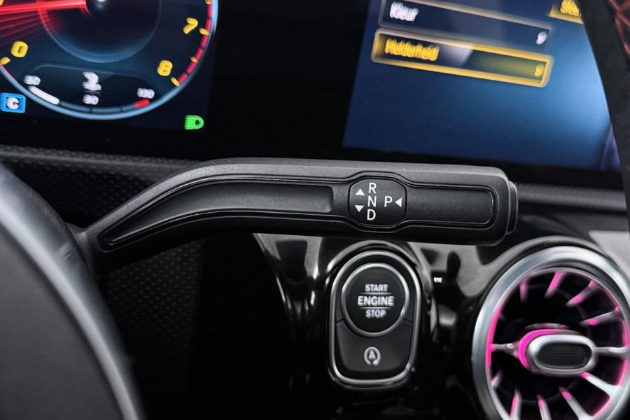 Mercedes-Benz A-Klasse 180 Business Solution AMG (PANORAMADAK, STOELVERWARMING, SFEERVERLICHTING, CAMERA, PARKEER