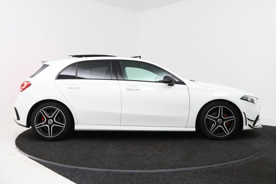 Mercedes-Benz A-Klasse 180 Business Solution AMG (PANORAMADAK, STOELVERWARMING, SFEERVERLICHTING, CAMERA, PARKEER